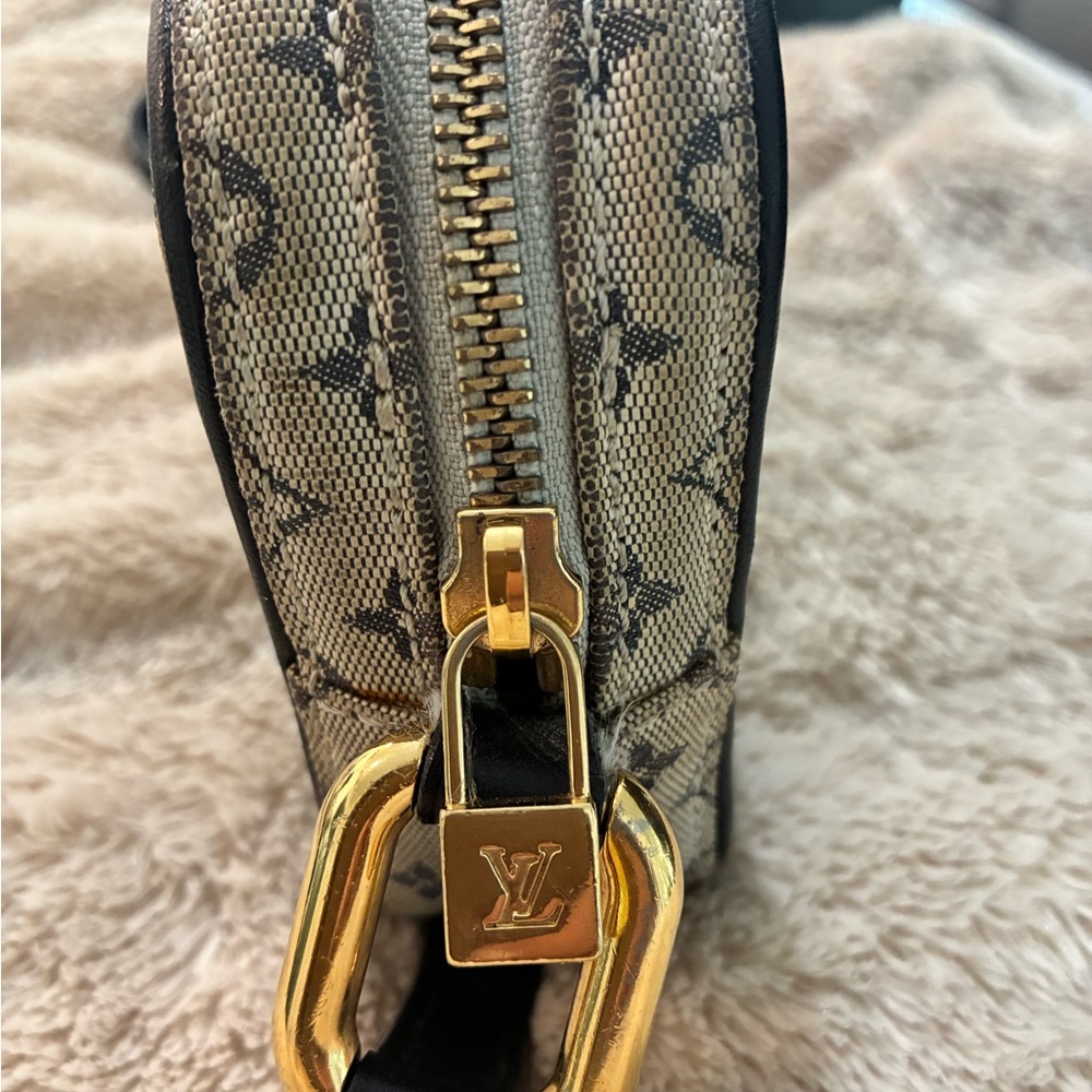 Louis Vuitton Juliet Bag - Picture 5 of 15